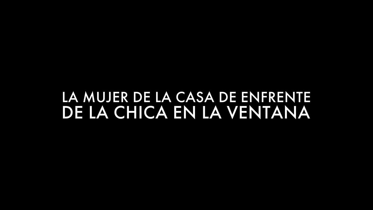 la mujer de la casa de enfrente de la chica en la ventana